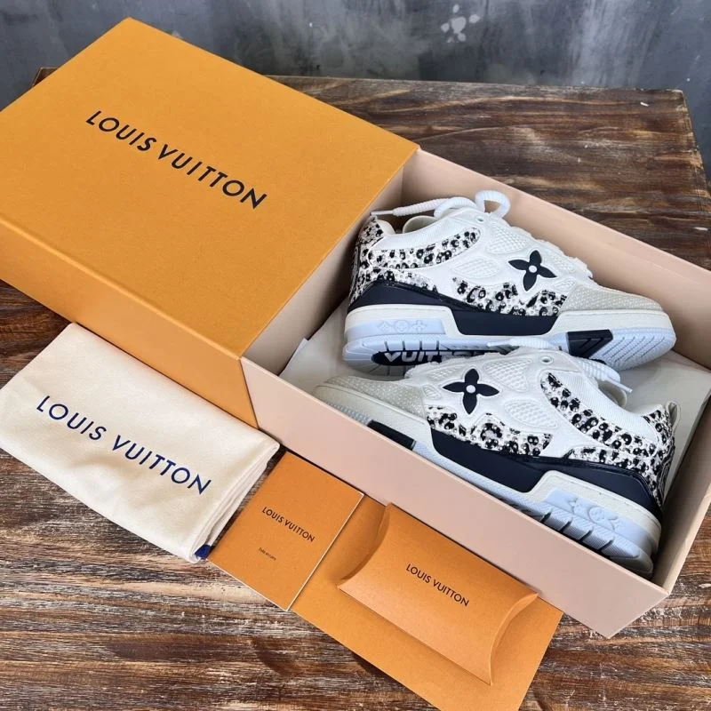 Louis Vuitton Trainer Sneaker Classic 30426