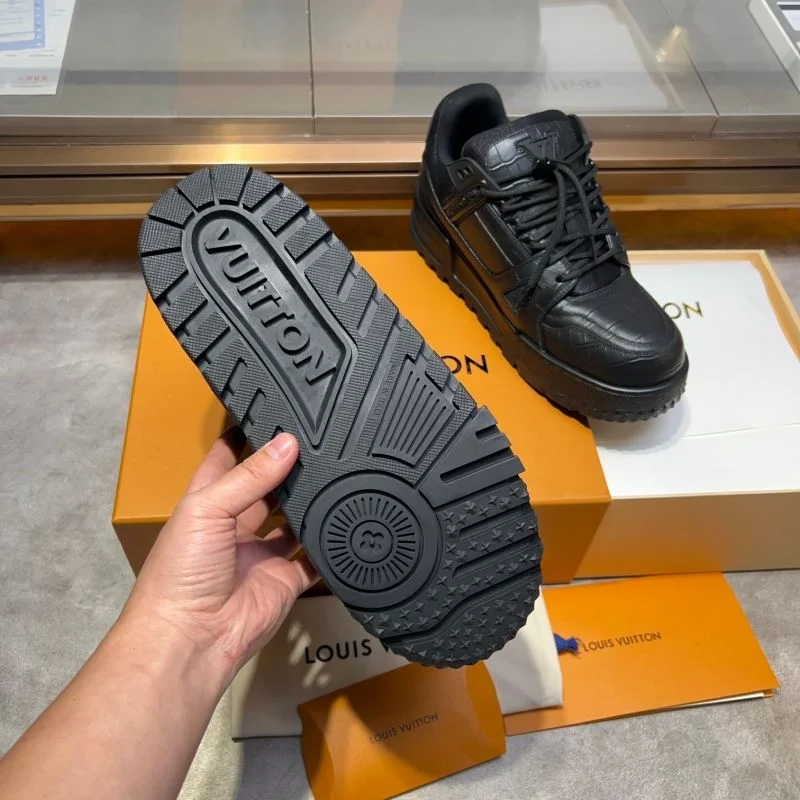 Snug Louis Vuitton Trainer Sneaker 30415