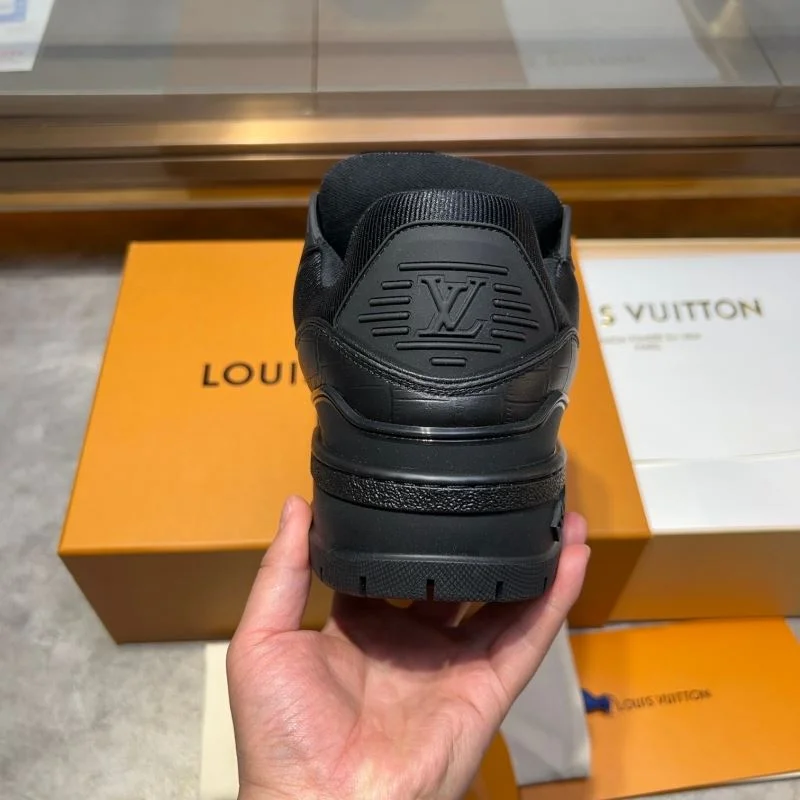 Snug Louis Vuitton Trainer Sneaker 30415