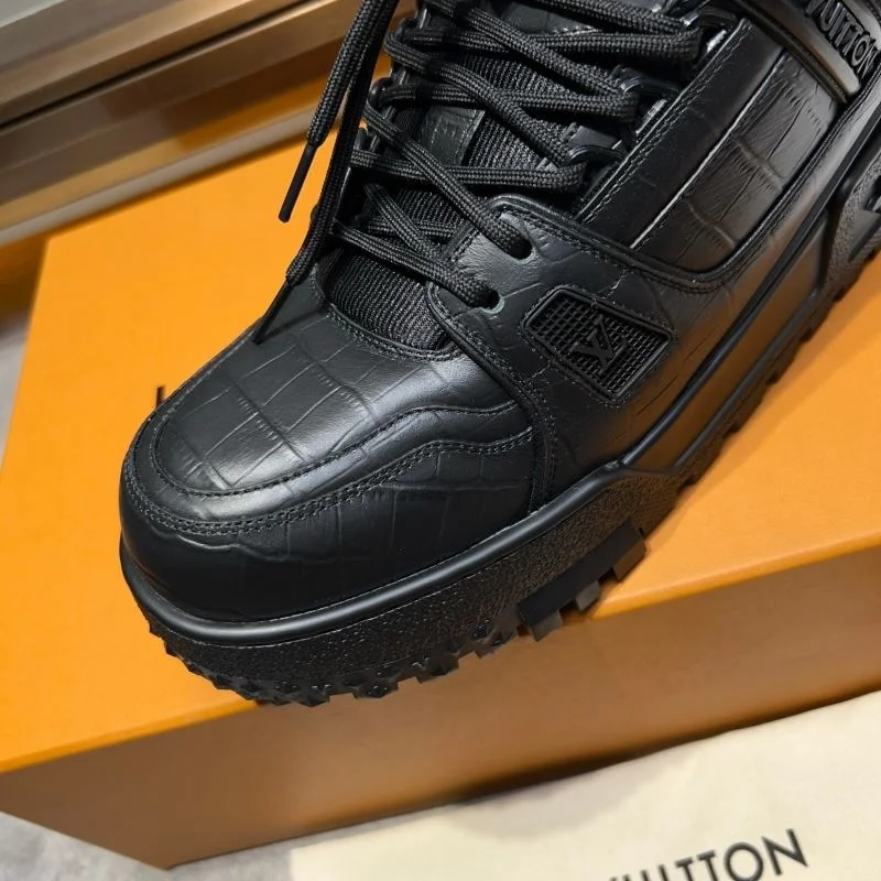Snug Louis Vuitton Trainer Sneaker 30415