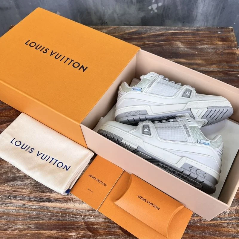 Louis Vuitton Trainer Sneaker Elegant 30396
