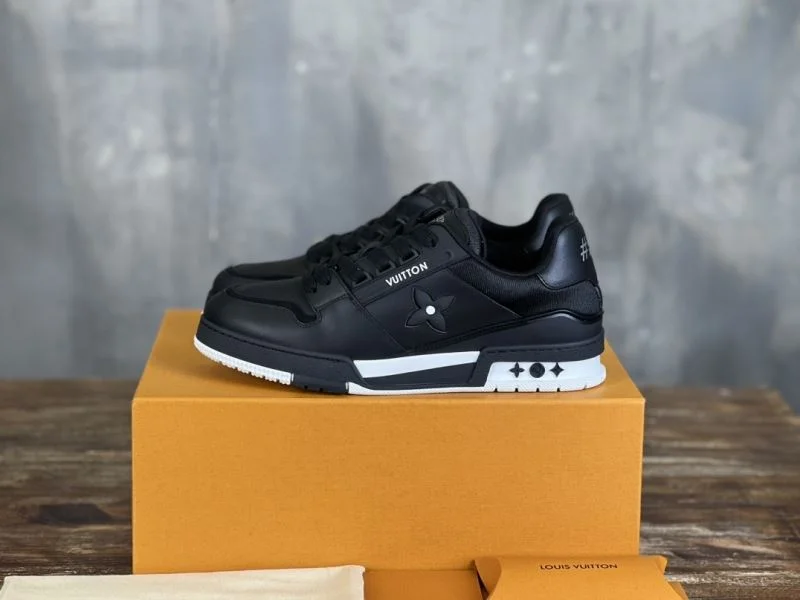 Louis Vuitton Trainer Sneaker Elegant 30374
