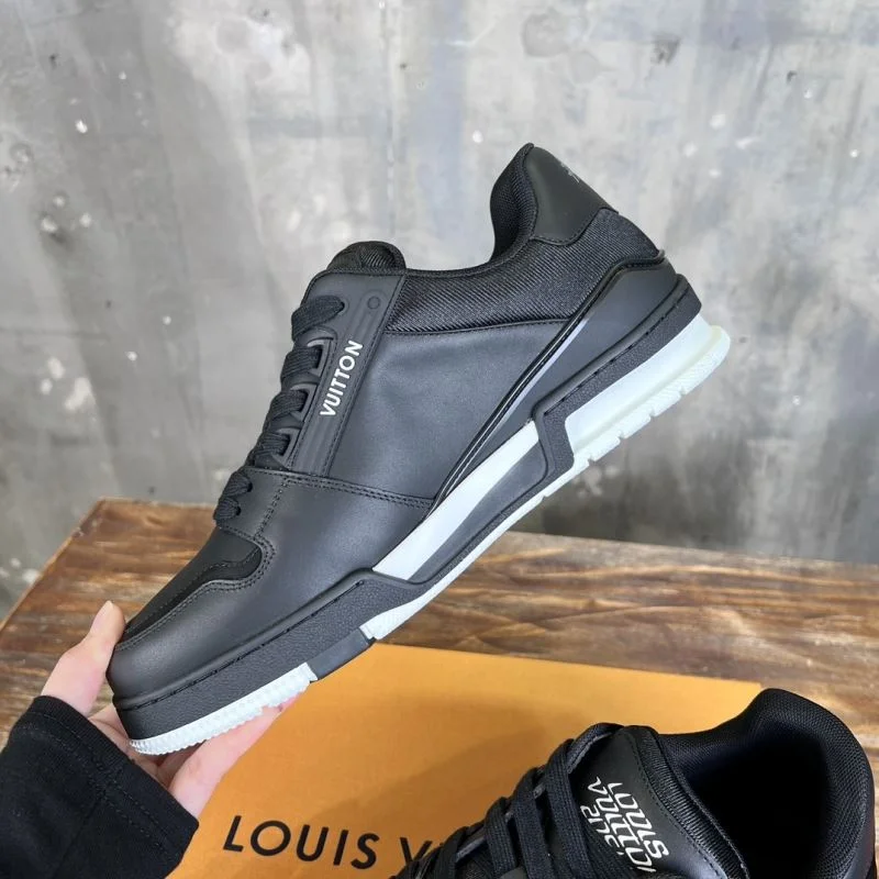 Louis Vuitton Trainer Sneaker Elegant 30374