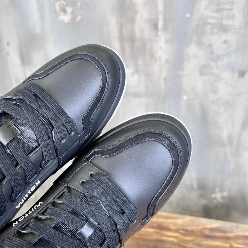 Louis Vuitton Trainer Sneaker Elegant 30374