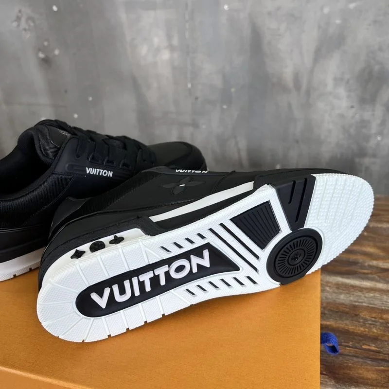 Louis Vuitton Trainer Sneaker Elegant 30374