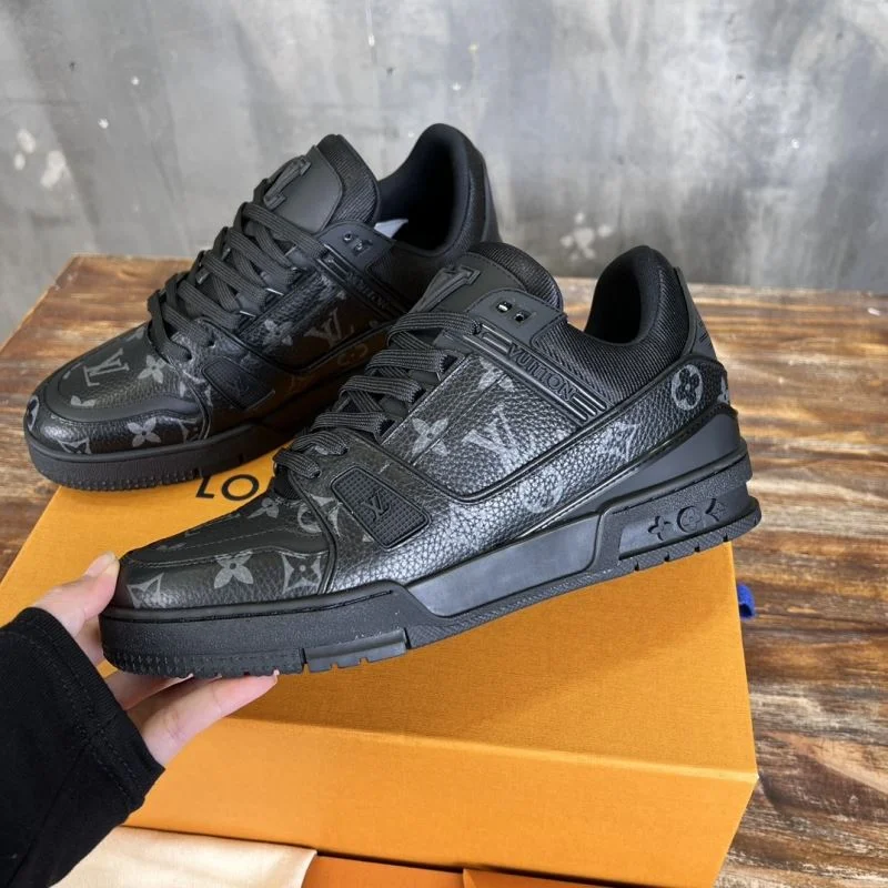 Louis Vuitton Trainer Sneaker EyeCatching 30378