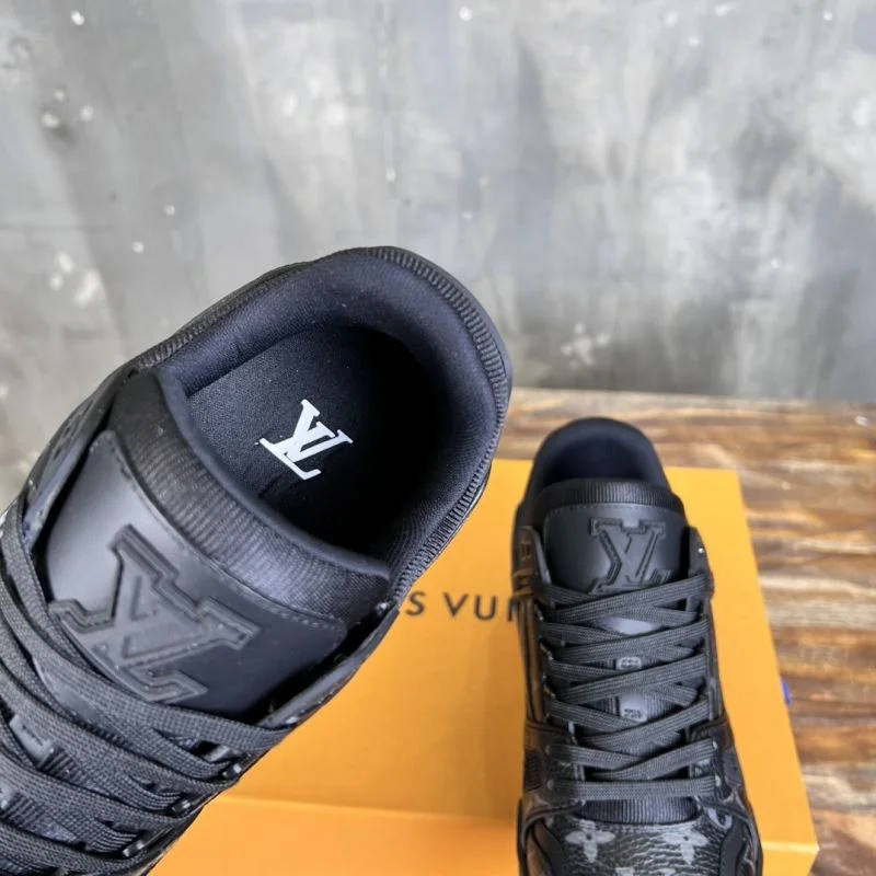Louis Vuitton Trainer Sneaker EyeCatching 30378