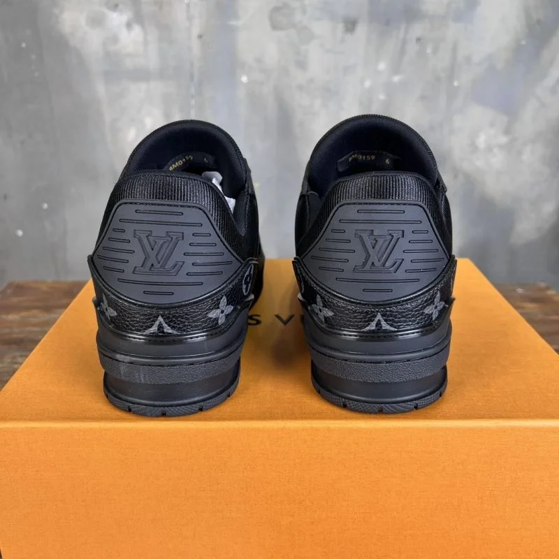 Louis Vuitton Trainer Sneaker EyeCatching 30378