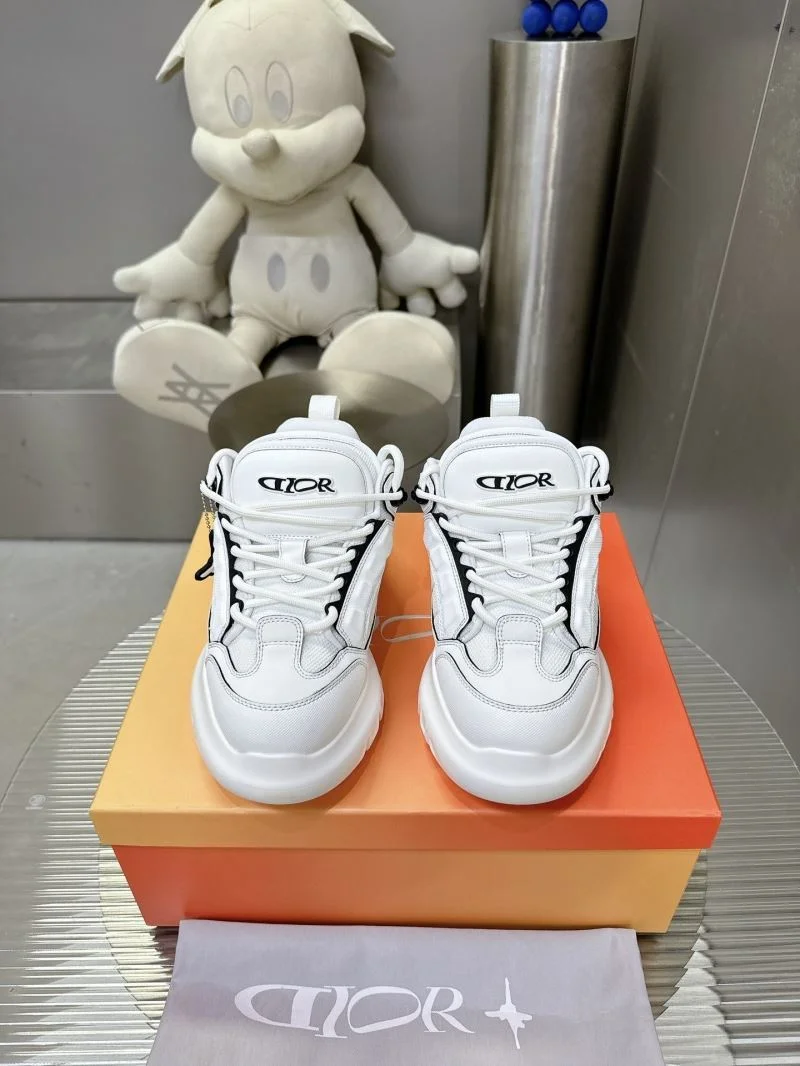 Elegant Louis Vuitton Trainer Sneaker 31527