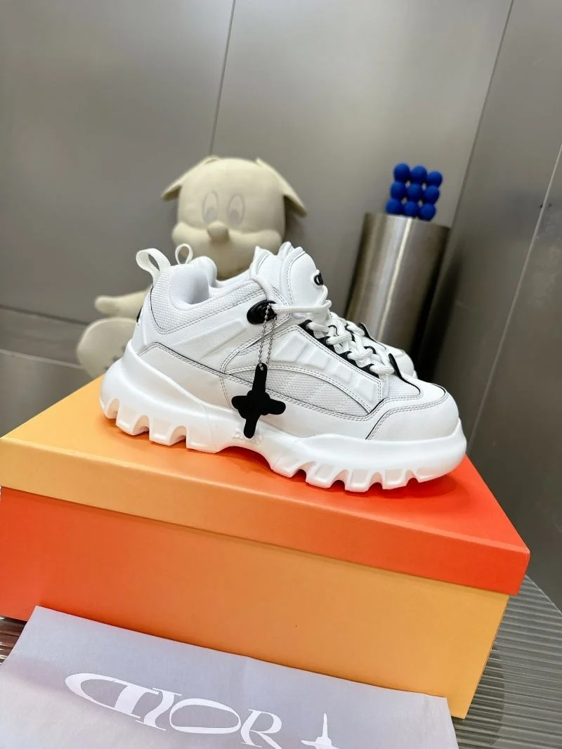 Elegant Louis Vuitton Trainer Sneaker 31527
