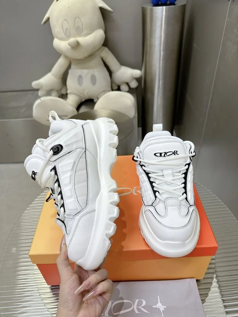 Elegant Louis Vuitton Trainer Sneaker 31527