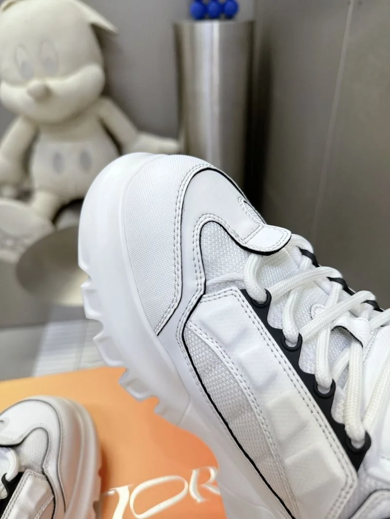 Elegant Louis Vuitton Trainer Sneaker 31527