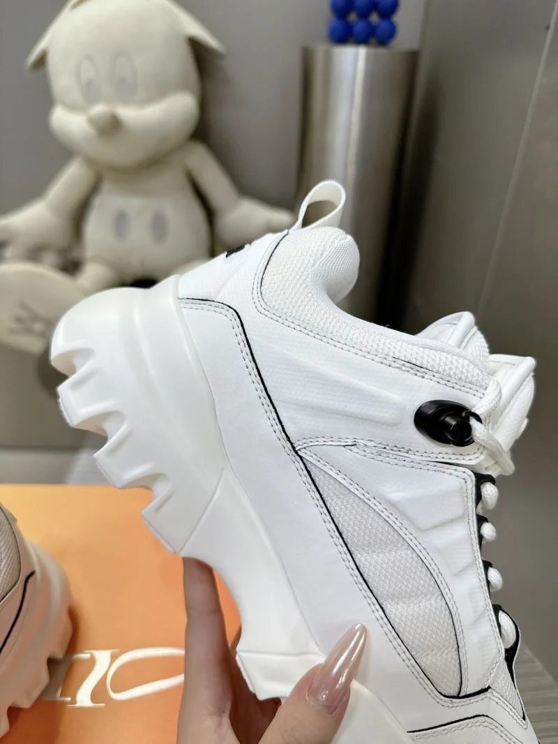 Elegant Louis Vuitton Trainer Sneaker 31527
