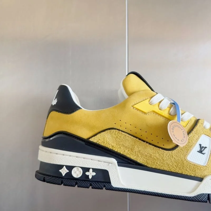 Fashionable Louis Vuitton Trainer Sneaker 31524