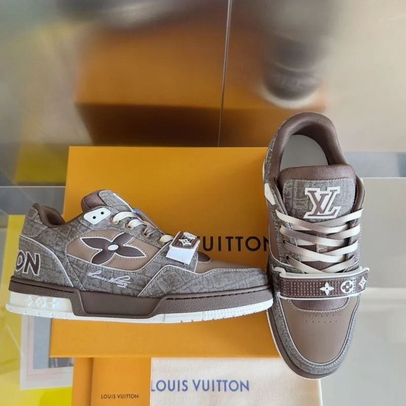 Casual Louis Vuitton Trainer Sneaker 31521