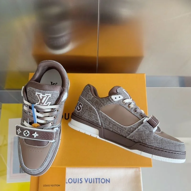 Casual Louis Vuitton Trainer Sneaker 31521