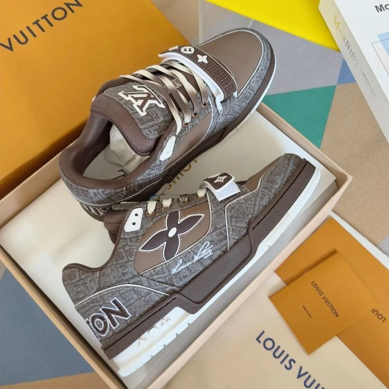 Casual Louis Vuitton Trainer Sneaker 31521