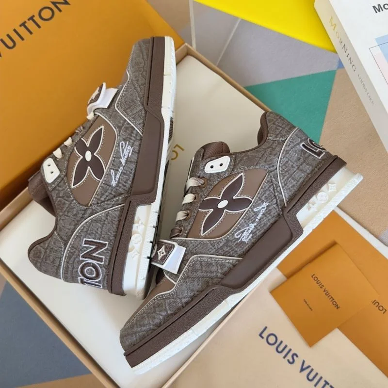 Casual Louis Vuitton Trainer Sneaker 31521