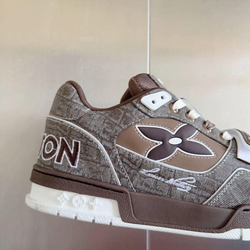 Casual Louis Vuitton Trainer Sneaker 31521