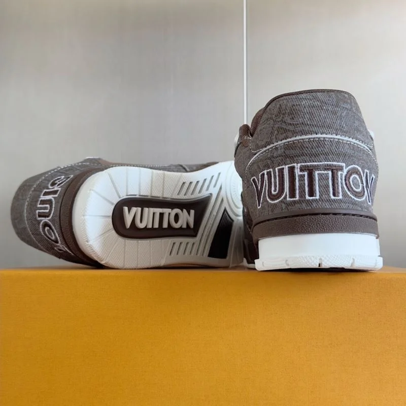 Casual Louis Vuitton Trainer Sneaker 31521