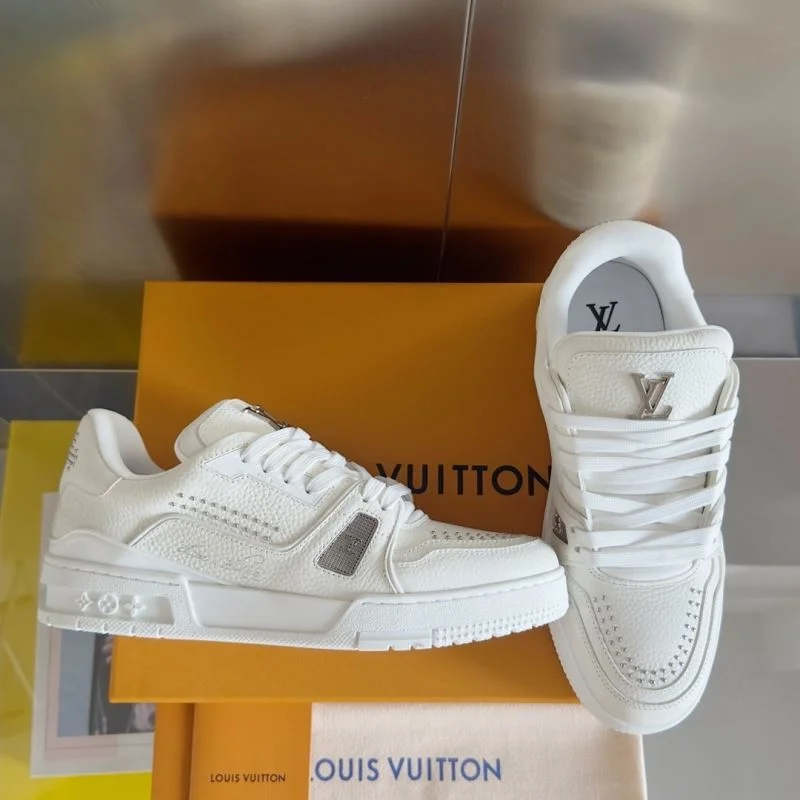 Elegant Louis Vuitton Trainer Sneaker 31501