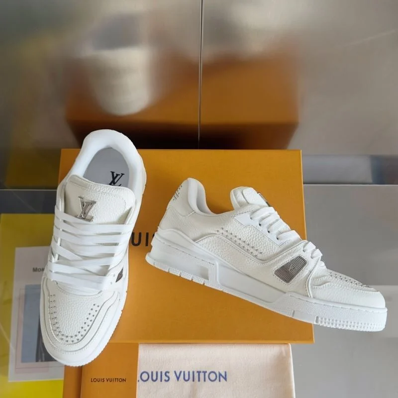Elegant Louis Vuitton Trainer Sneaker 31501