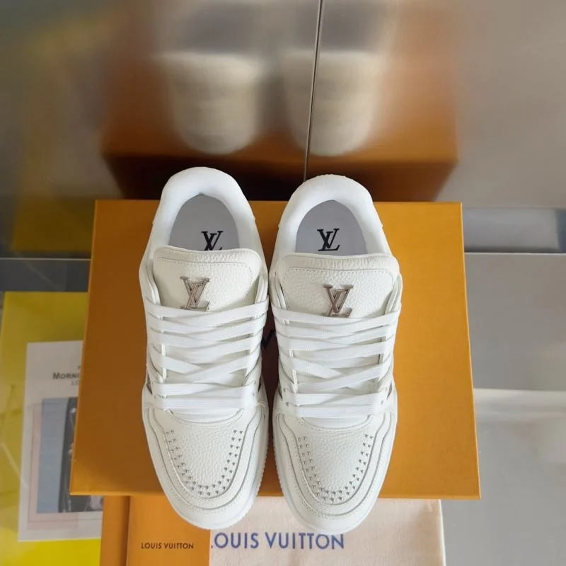 Elegant Louis Vuitton Trainer Sneaker 31501