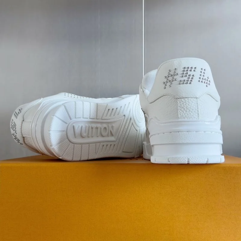 Elegant Louis Vuitton Trainer Sneaker 31501