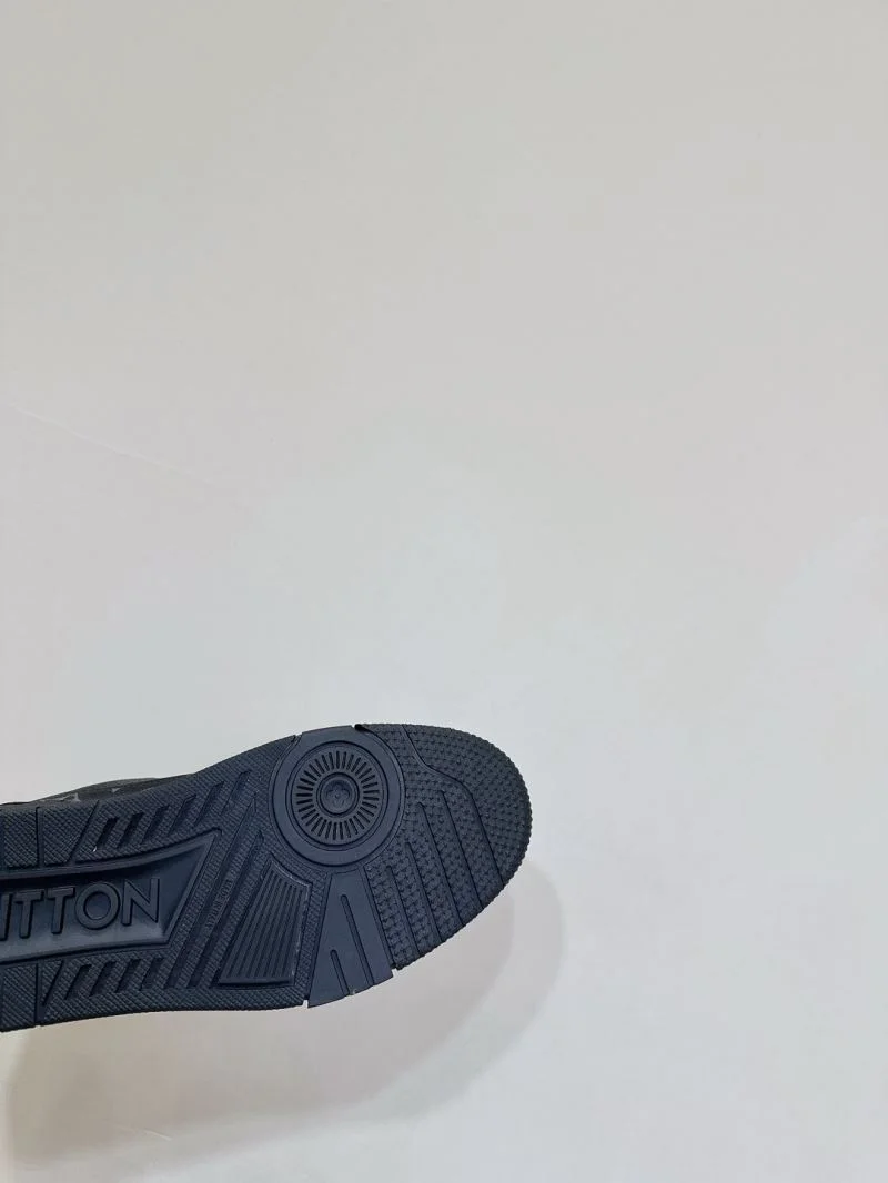 Supportive Louis Vuitton Trainer Sneaker 31497