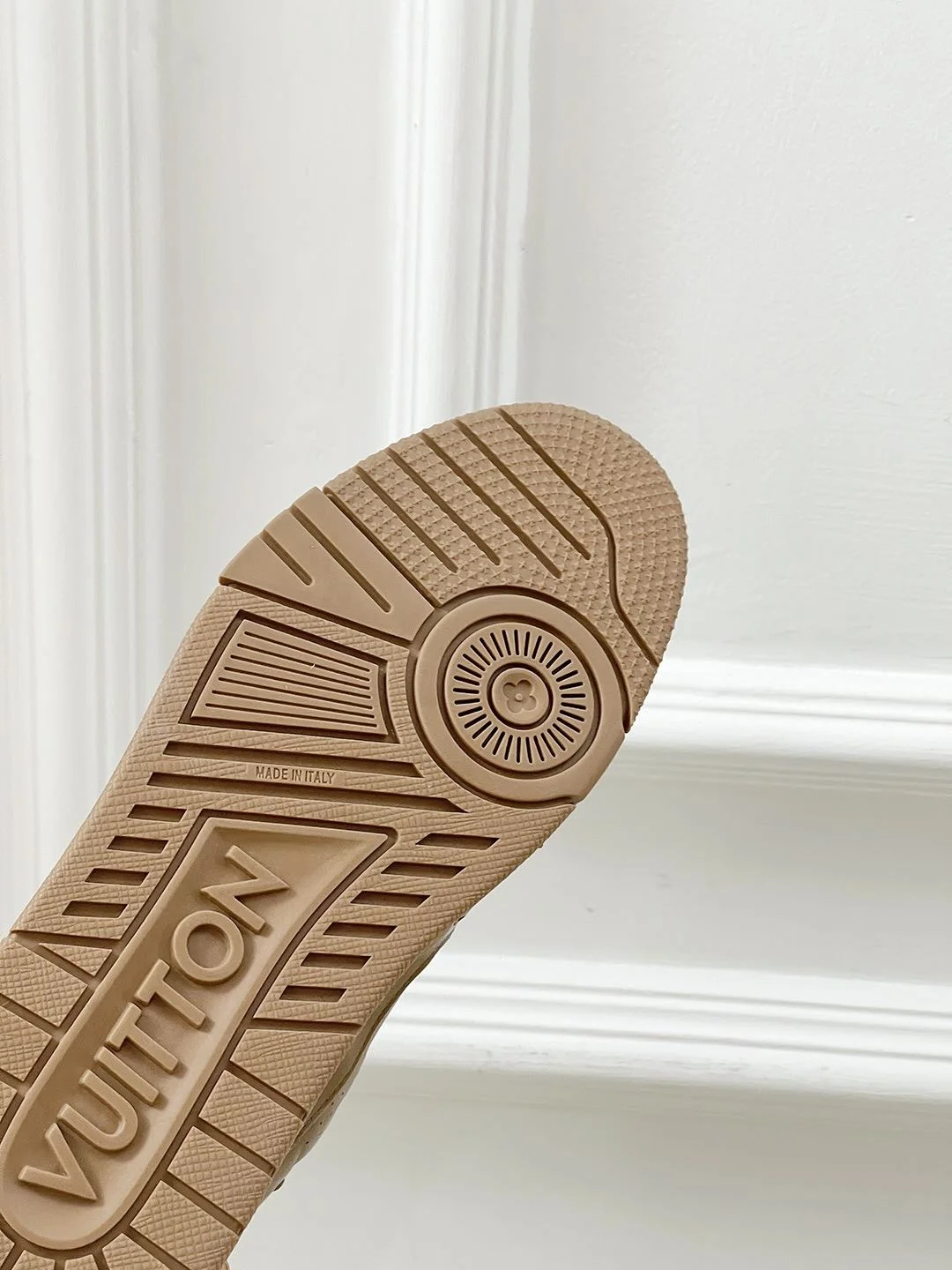 Louis Vuitton Trainer Sneaker EyeCatching 31458