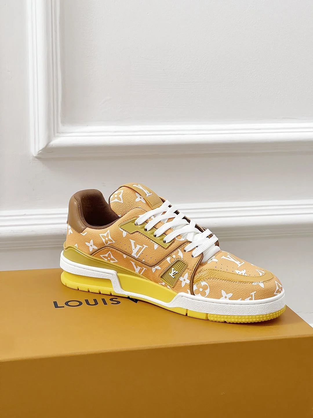 Snug Louis Vuitton Trainer Sneaker 31452