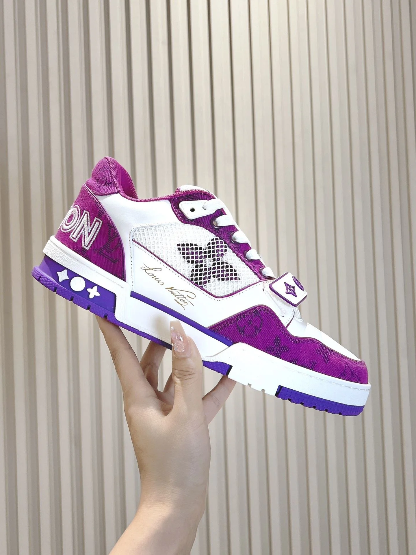 Sleek Louis Vuitton Trainer Sneaker 31456