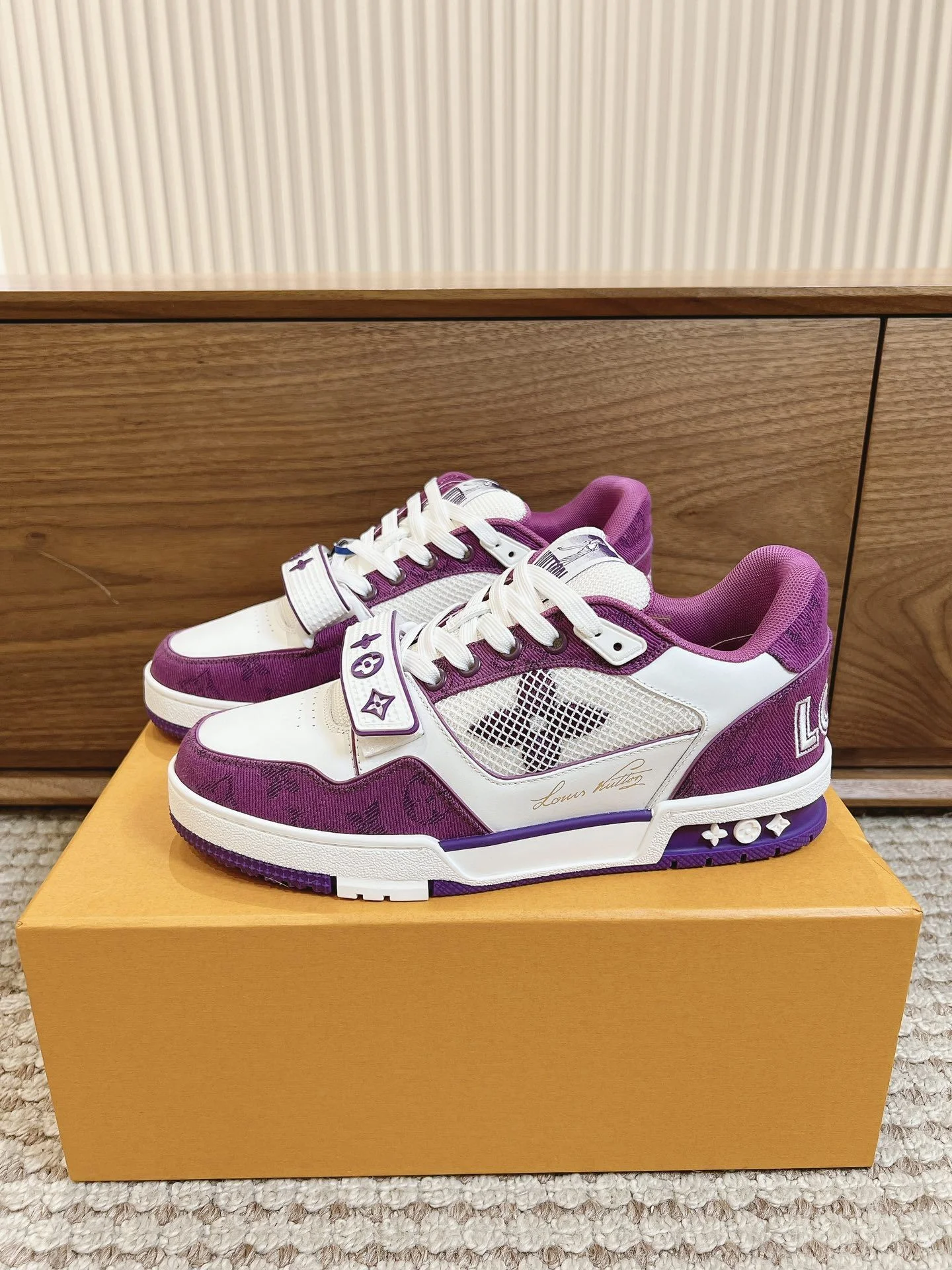 Sleek Louis Vuitton Trainer Sneaker 31456