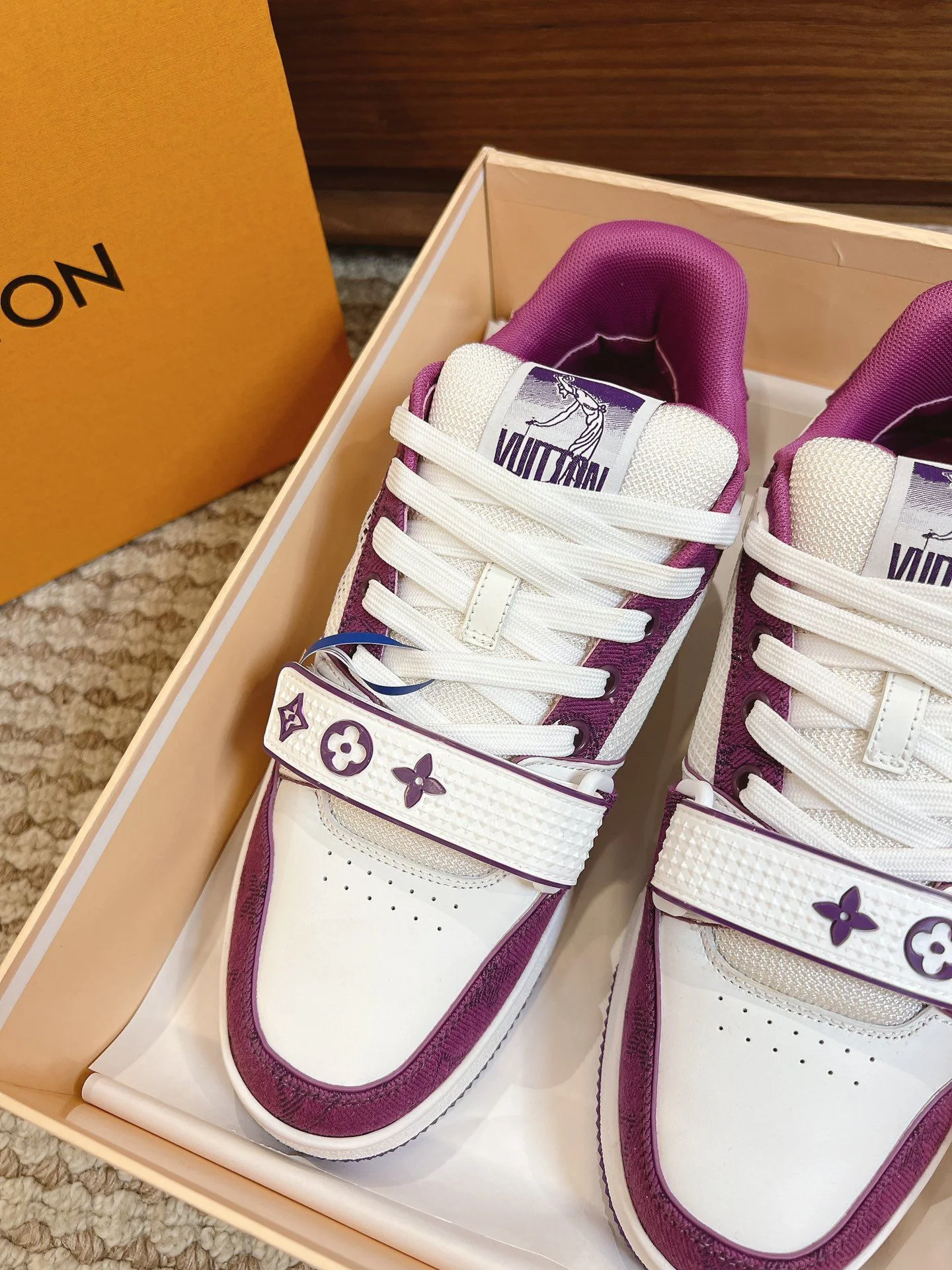 Sleek Louis Vuitton Trainer Sneaker 31456