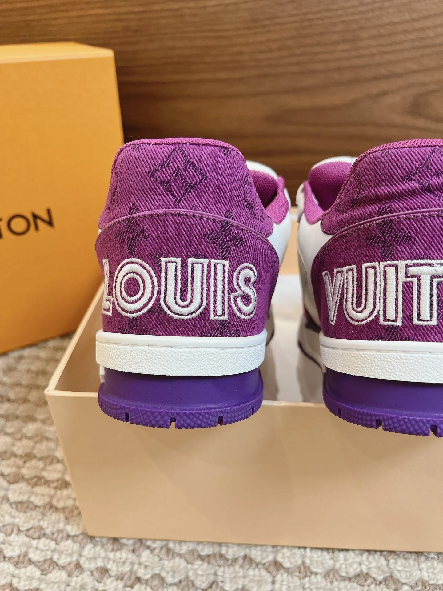 Sleek Louis Vuitton Trainer Sneaker 31456