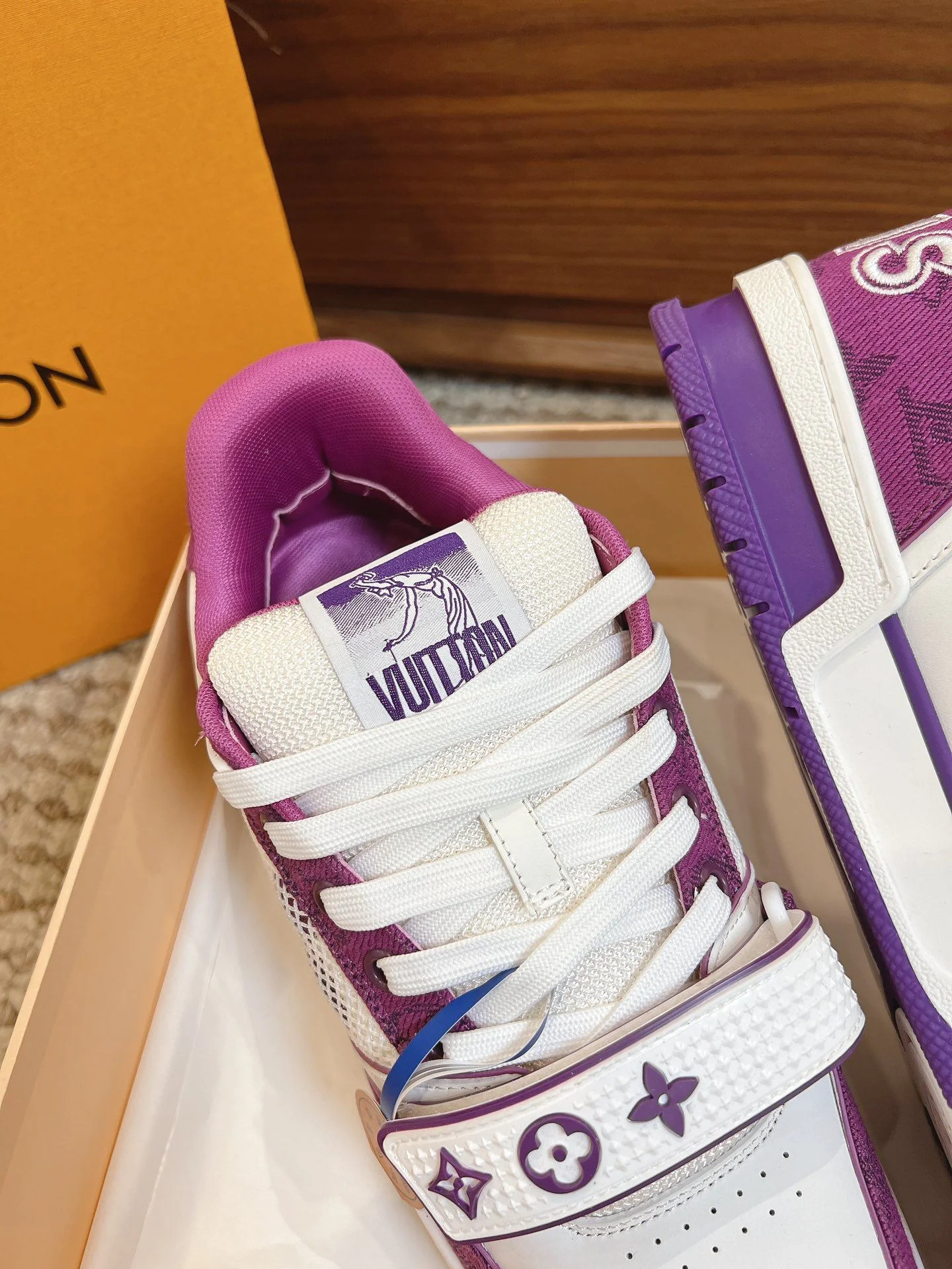 Sleek Louis Vuitton Trainer Sneaker 31456