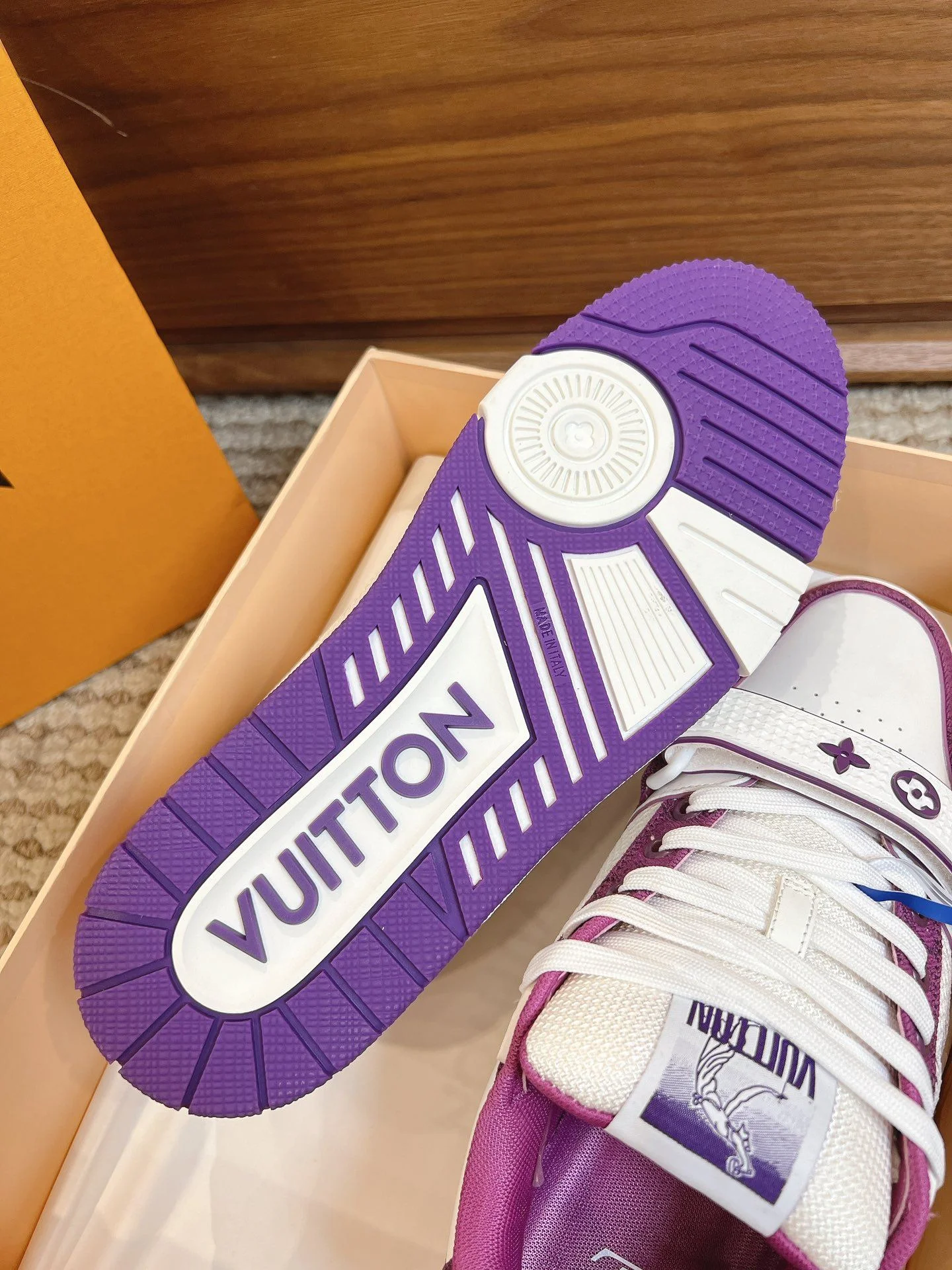 Sleek Louis Vuitton Trainer Sneaker 31456