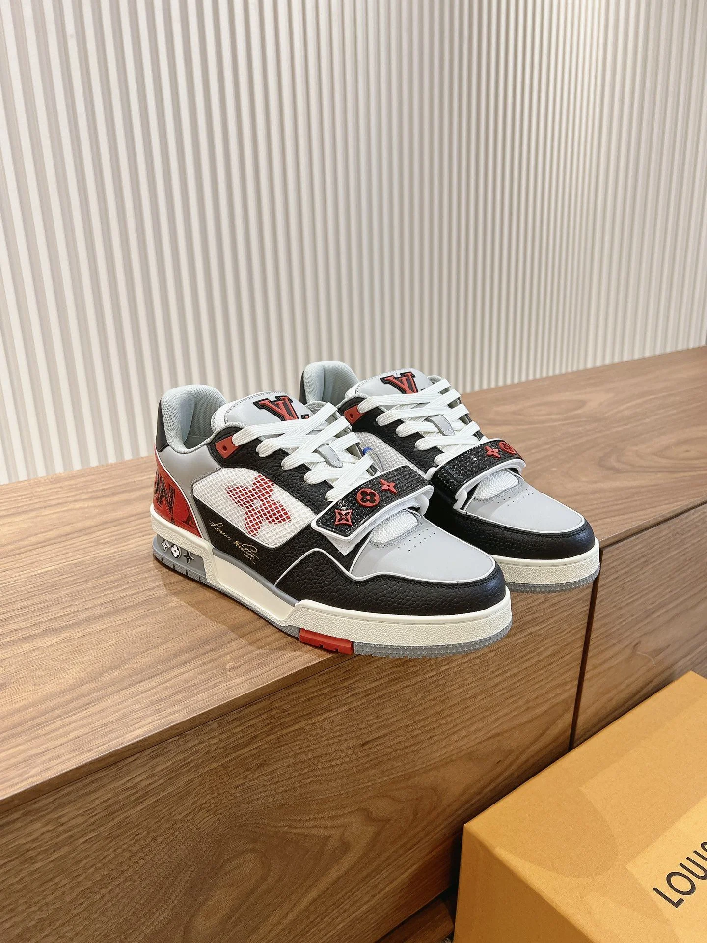 Louis Vuitton Trainer Sneaker Supportive 31450