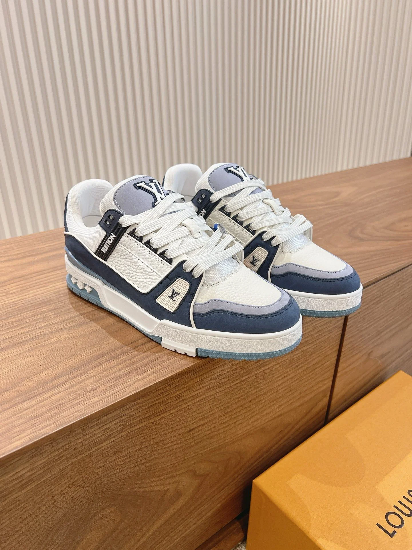 Comfortable Louis Vuitton Trainer Sneaker 31444