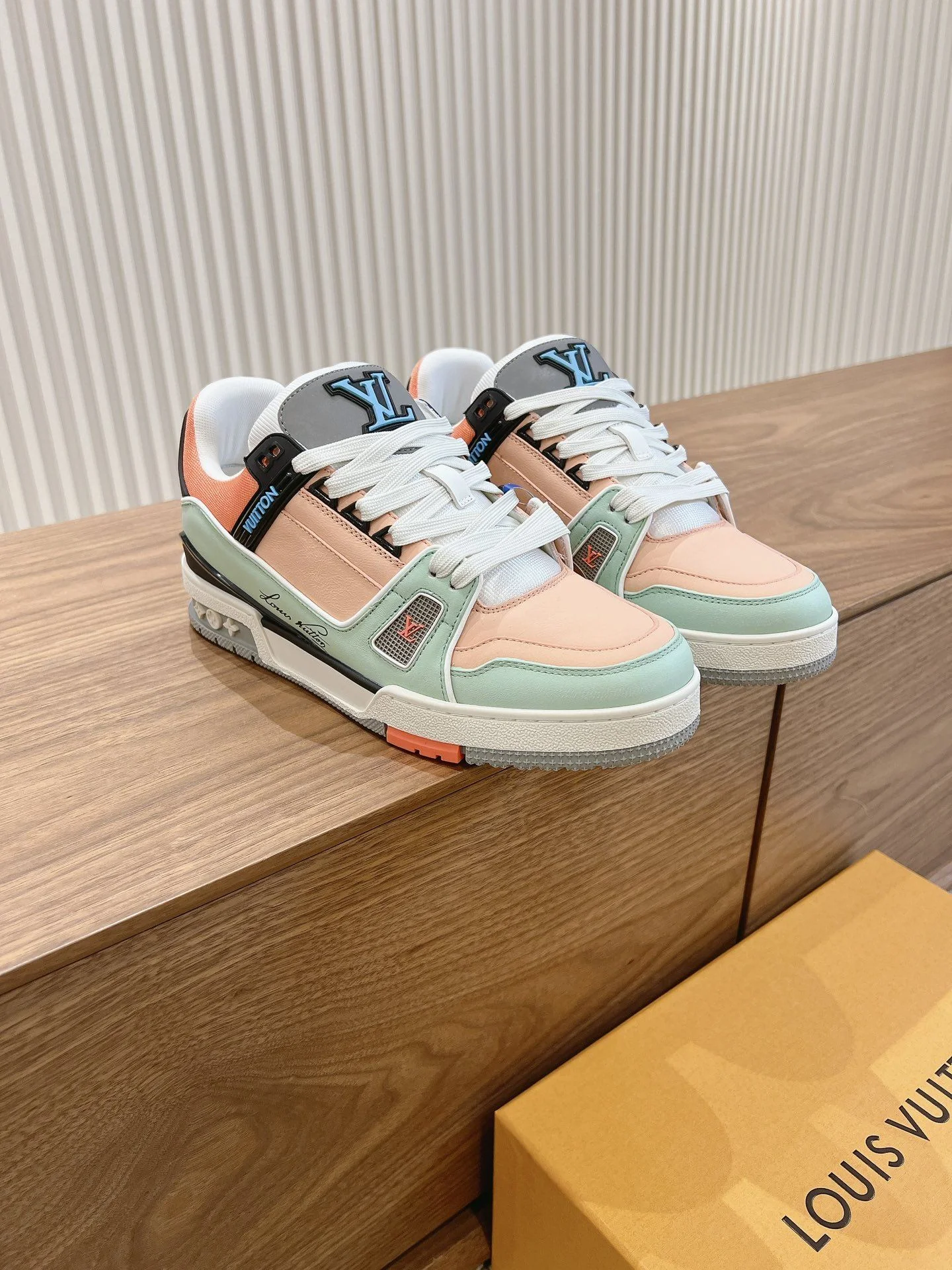 Neat Louis Vuitton Trainer Sneaker 31441