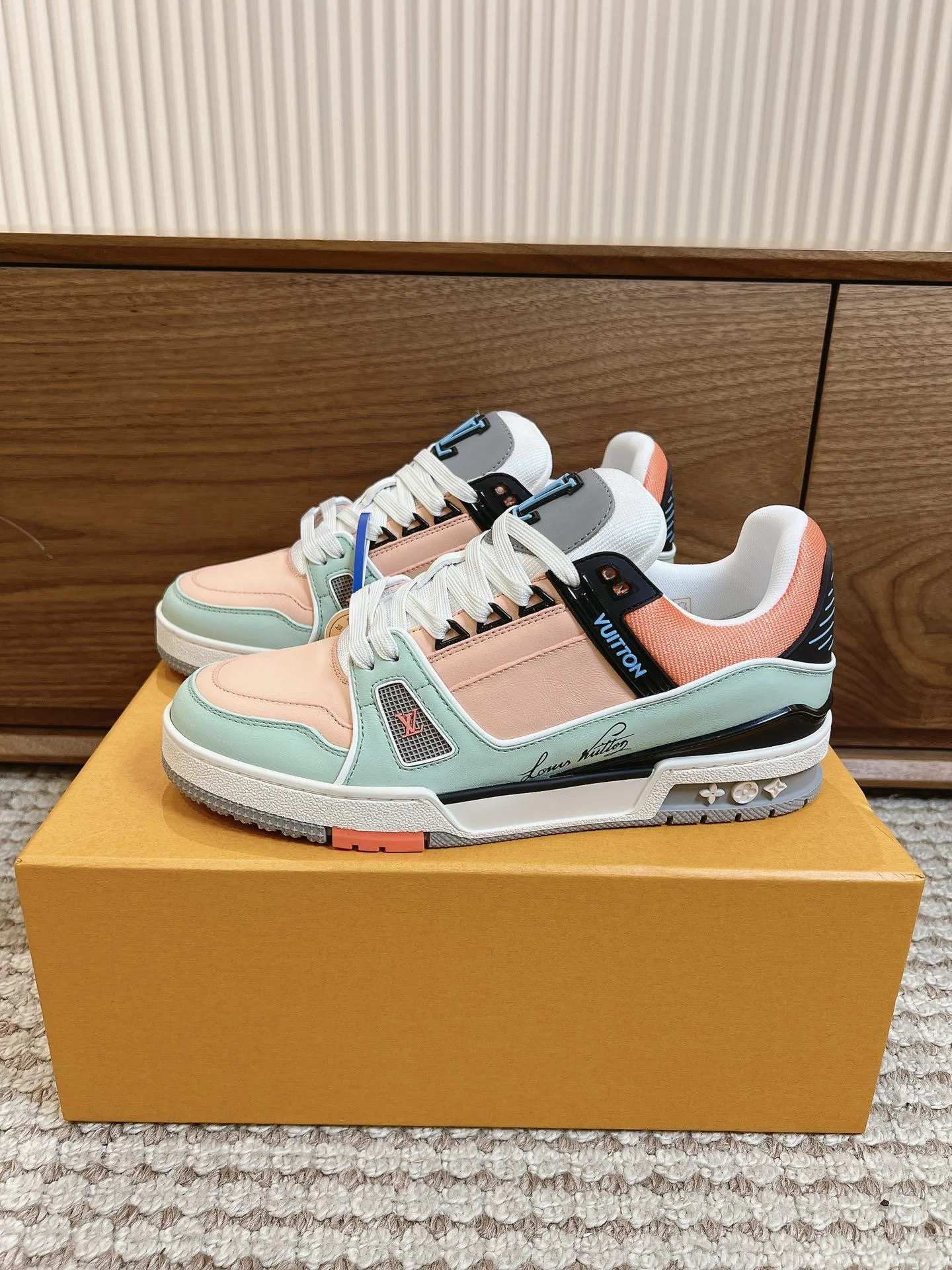 Neat Louis Vuitton Trainer Sneaker 31441