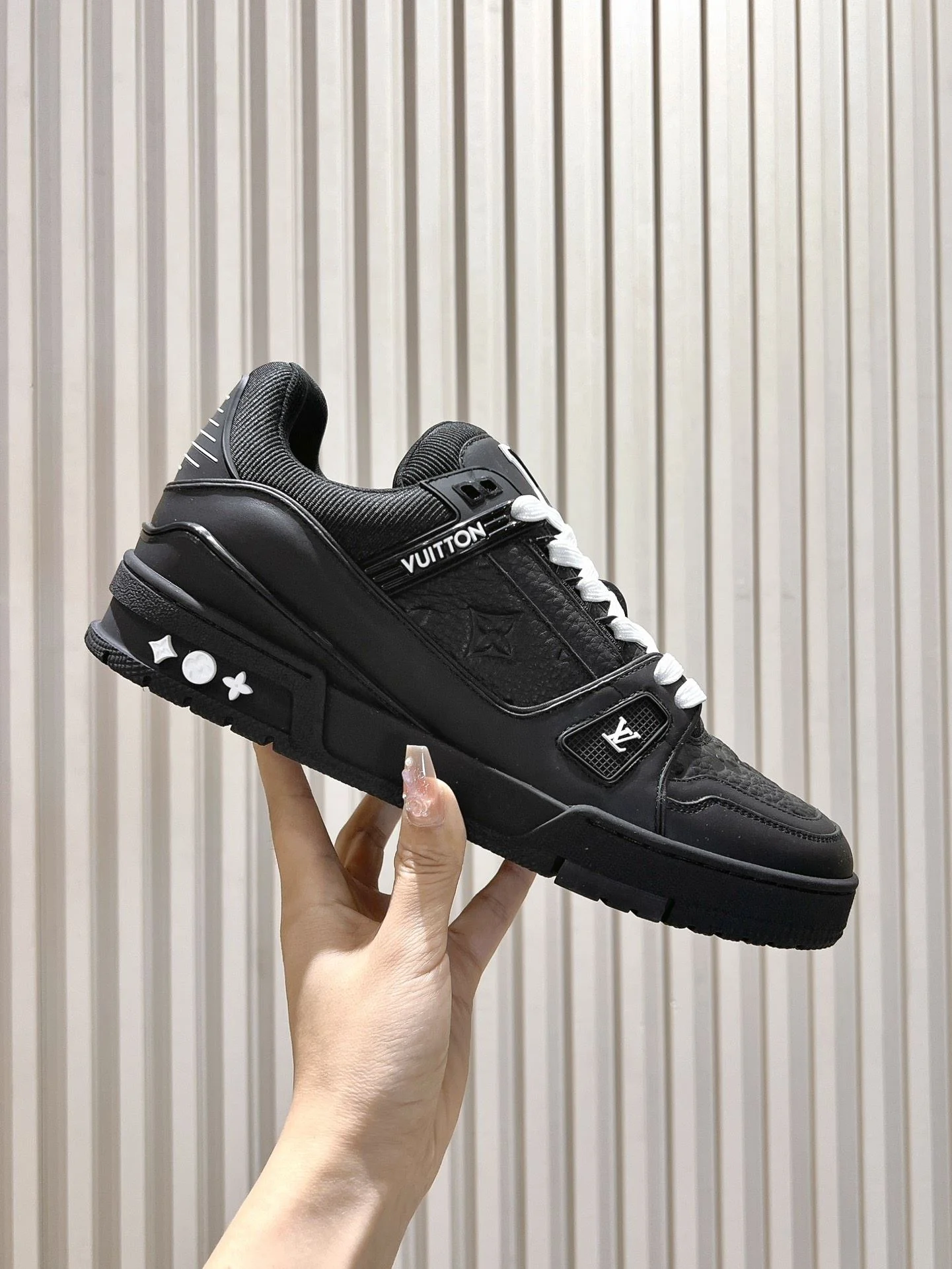 Louis Vuitton Trainer Sneaker Sophisticated 31437
