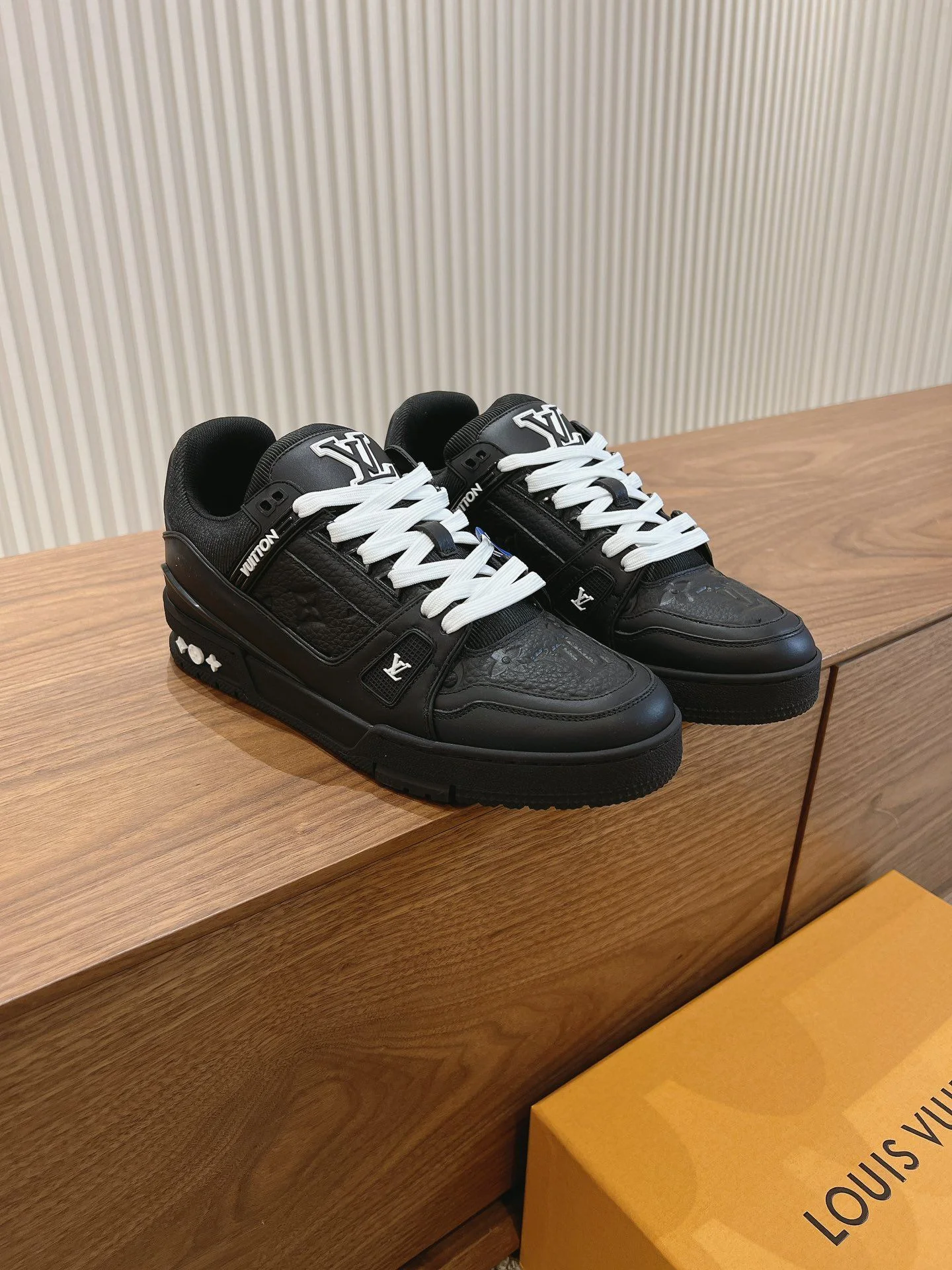 Louis Vuitton Trainer Sneaker Sophisticated 31437