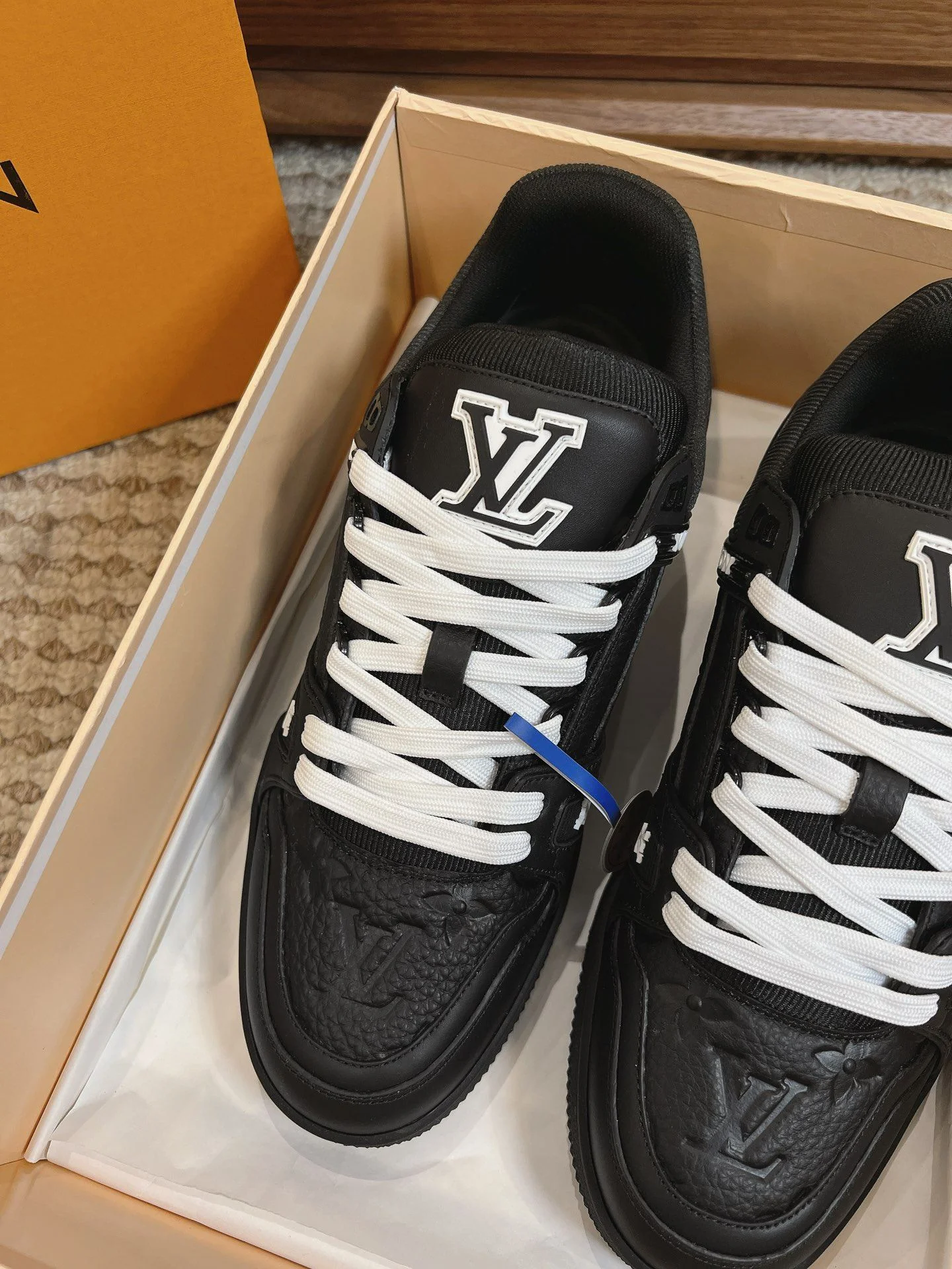 Louis Vuitton Trainer Sneaker Sophisticated 31437