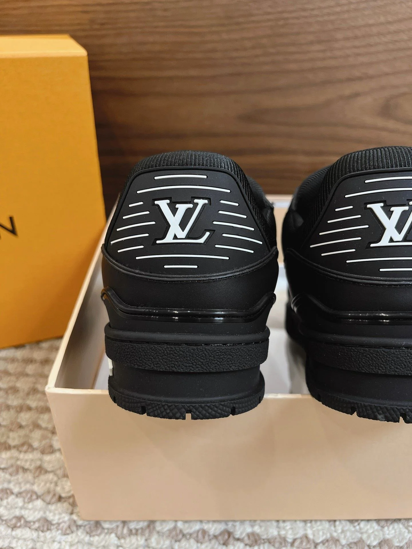 Louis Vuitton Trainer Sneaker Sophisticated 31437