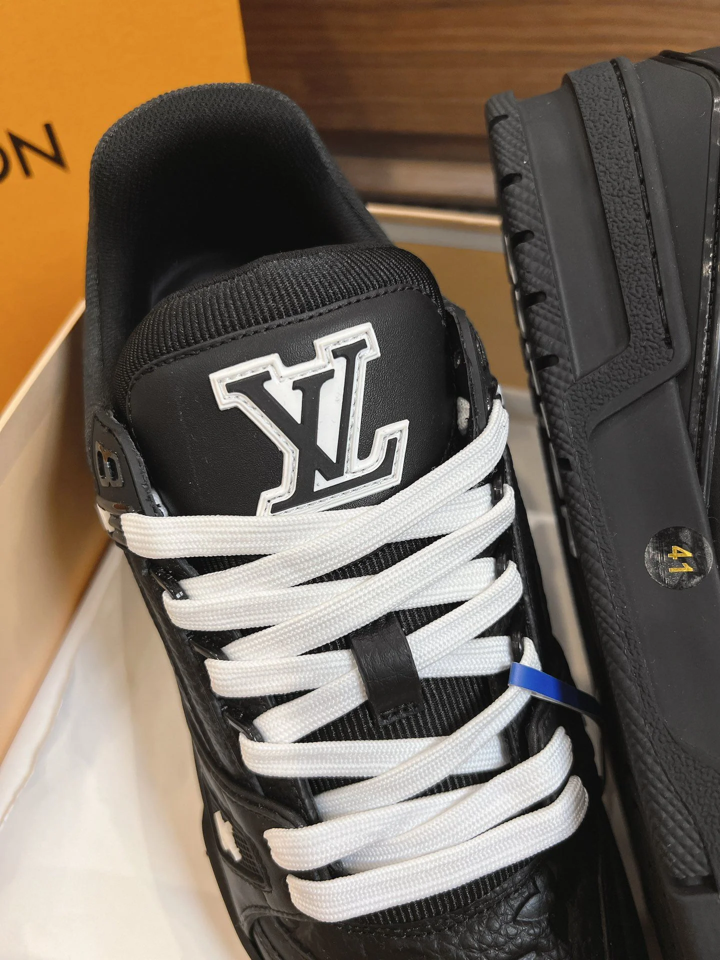 Louis Vuitton Trainer Sneaker Sophisticated 31437