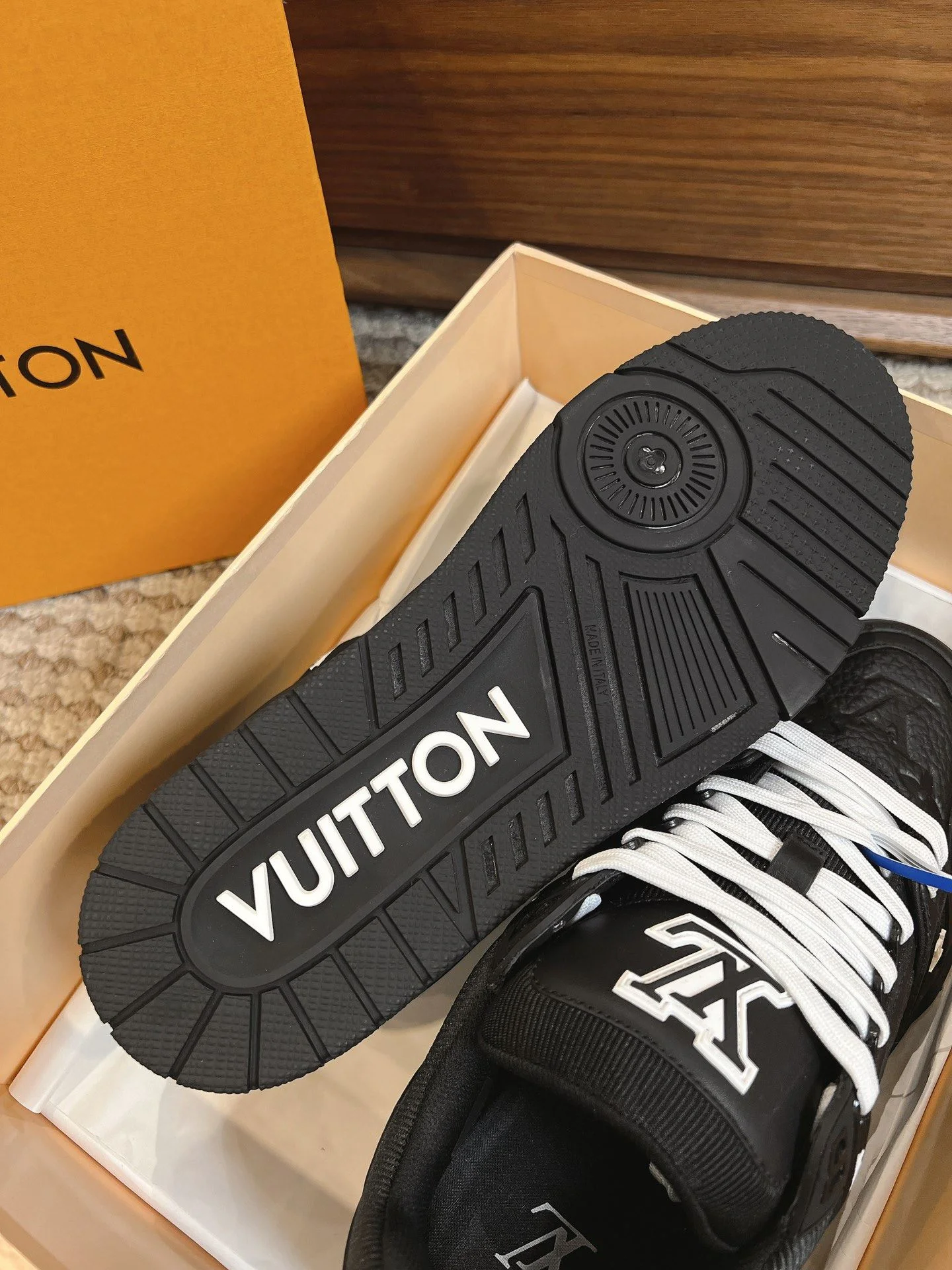 Louis Vuitton Trainer Sneaker Sophisticated 31437