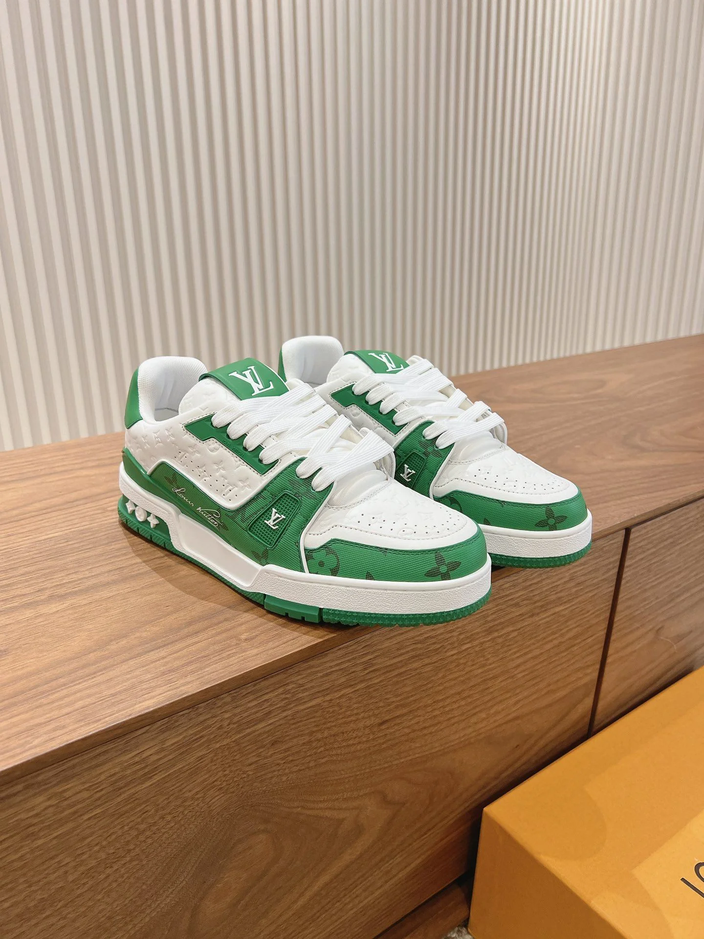 Stylish Louis Vuitton Trainer Sneaker 31403