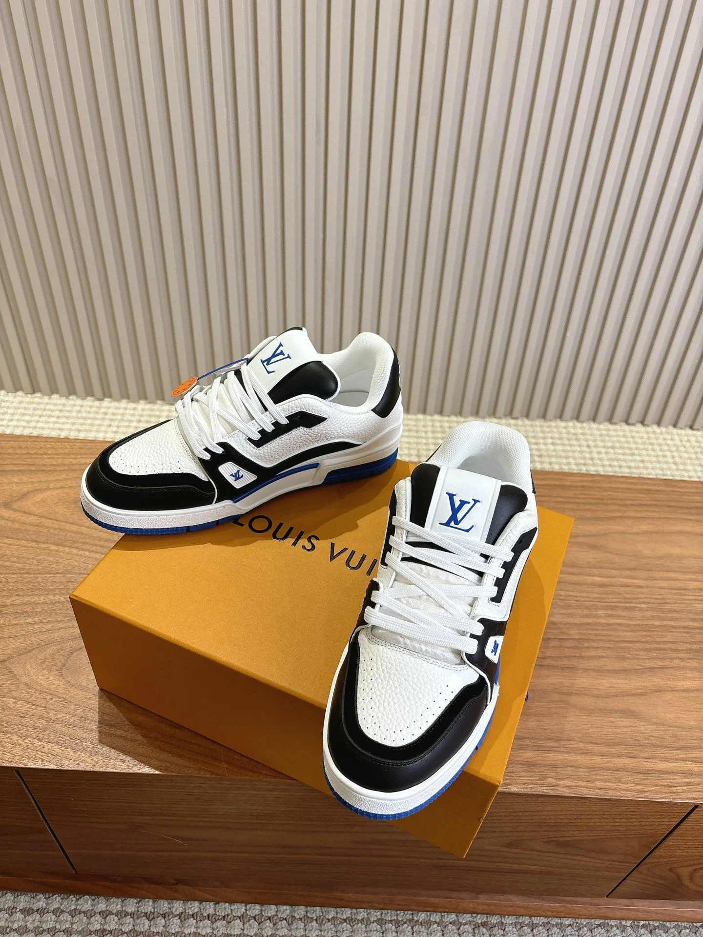 Louis Vuitton Trainer Sneaker Versatile 31421