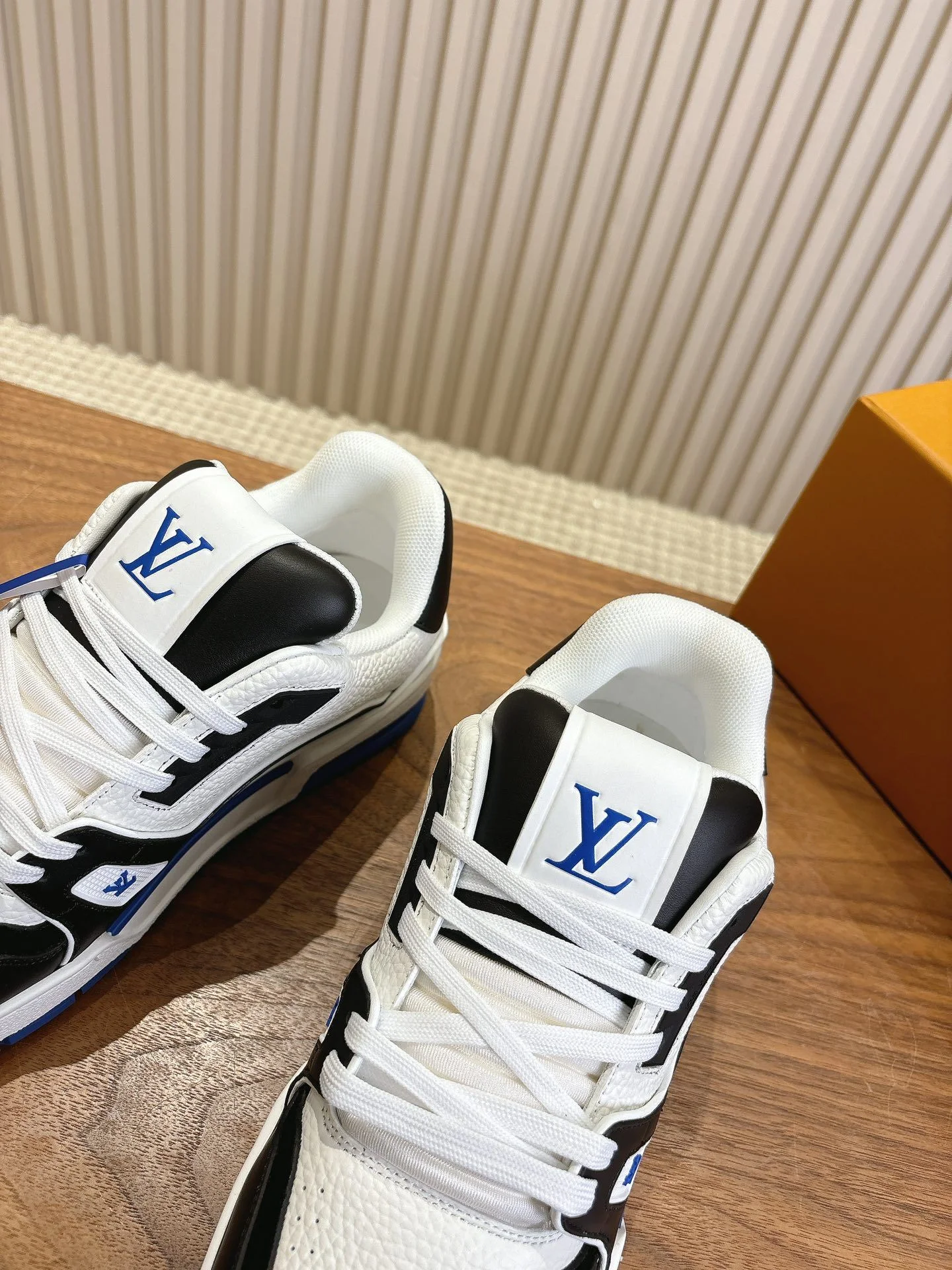 Louis Vuitton Trainer Sneaker Versatile 31421
